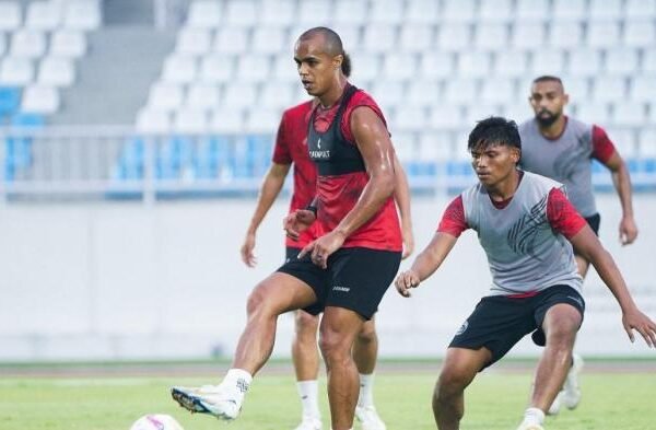 Persis Solo Takluk 1-3 dari Malut United Tyronne del Pino Jadi Bintang di Stadion Manahan Persis Solo Takluk 1-3 dari Malut United, Tyronne del Pino Jadi Bintang di Stadion Manahan