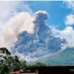 Berita Dunia: Gunung Merapi di Indonesia meletus dan memuntahkan awan panas