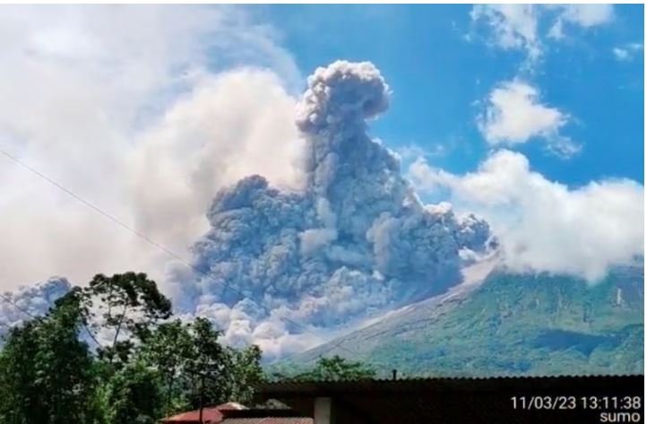 Berita Dunia: Gunung Merapi di Indonesia meletus dan memuntahkan awan panas