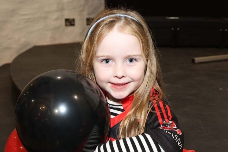 Foto-foto menunjukkan para bintang muda dari klub sepak bola GAA wanita Cork menerima penghargaan yang sangat layak