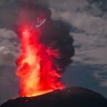 Gunung Ibu di Indonesia meletus, menyemburkan lahar panas dan asap