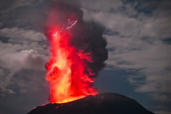 Gunung Ibu di Indonesia meletus, menyemburkan lahar panas dan asap