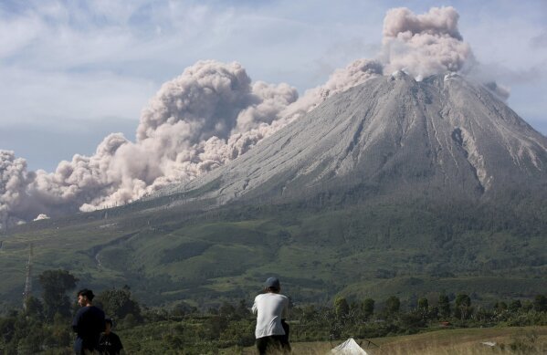 Gunung berapi Sinabung di Indonesia mengeluarkan semburan abu panas baru