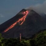 Gunung berapi di Indonesia meletus dan muntahkan lava panas