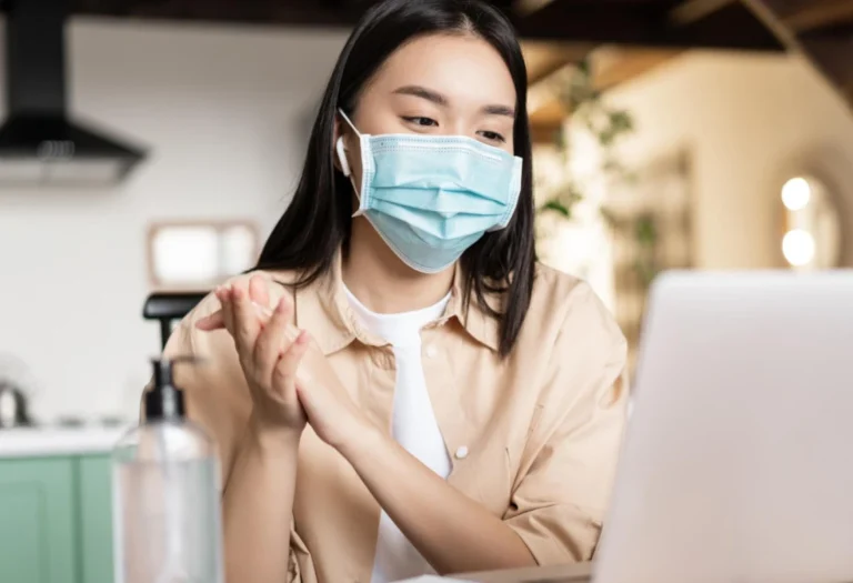Kasus COVID-19 Kembali Meningkat di Asia, Pakar UGM Imbau Masyarakat Waspada Meski Ada Varian Omicron yang Berbeda di Indonesia