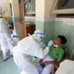 Kementerian Kesehatan Indonesia mengeluarkan peringatan atas lonjakan COVID-19 di Asia