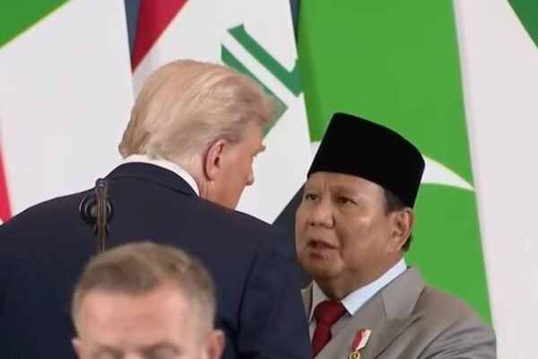 Presiden Indonesia mengatakan kepada Trump bahwa dia 'tidak aman' dalam momen hot mic