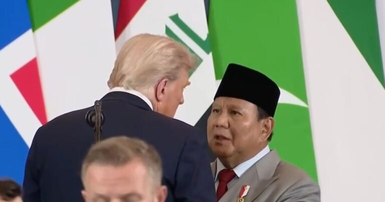 Presiden Indonesia mengatakan kepada Trump bahwa dia 'tidak aman' dalam momen hot mic