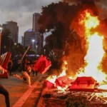 Tiga orang tewas dalam kebakaran di gedung pemerintah Indonesia yang dituding dilakukan oleh pengunjuk rasa
