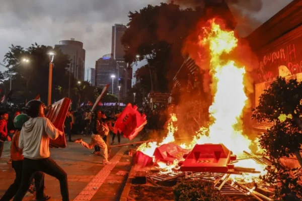 Tiga orang tewas dalam kebakaran di gedung pemerintah Indonesia yang dituding dilakukan oleh pengunjuk rasa