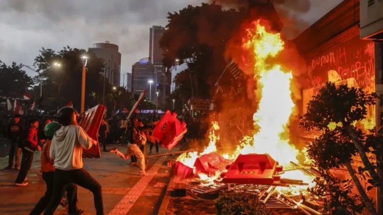 Tiga orang tewas dalam kebakaran di gedung pemerintah Indonesia yang dituding dilakukan oleh pengunjuk rasa