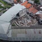 Tim penyelamat Indonesia memburu 38 orang yang dikhawatirkan terperangkap setelah sekolah runtuh dan menewaskan tiga orang