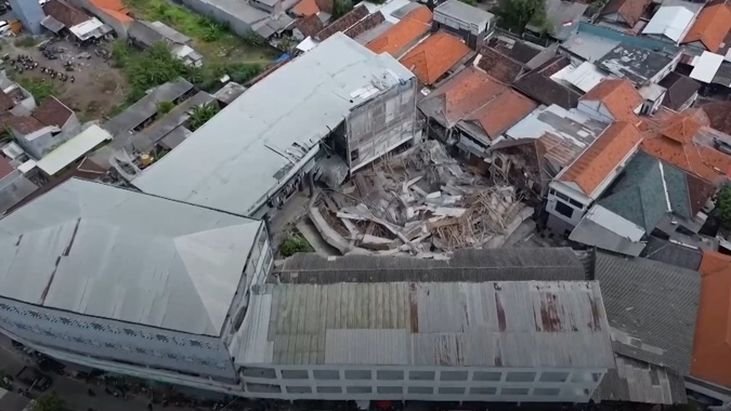 Tim penyelamat Indonesia memburu 38 orang yang dikhawatirkan terperangkap setelah sekolah runtuh dan menewaskan tiga orang