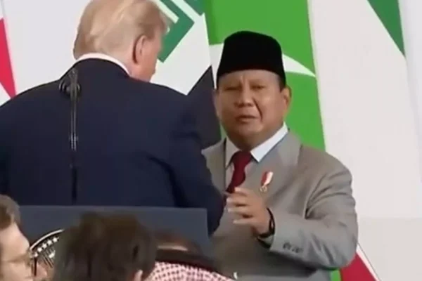 Trump memicu kegemparan ketika hot mic merekam percakapan dengan presiden Indonesia tentang 'anak baik' Eric