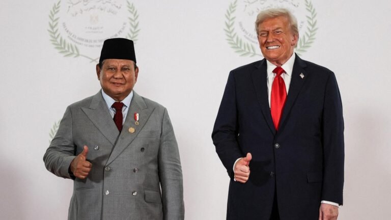 Trump terdengar di ‘hot mic’ yang tampaknya membicarakan bisnis dengan pemimpin Indonesia