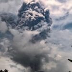 Gunung Ibu di Indonesia kembali meletus, memuntahkan lahar panas dan kolom asap