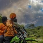 Gunung Merapi di Indonesia memuntahkan awan panas dalam letusan baru