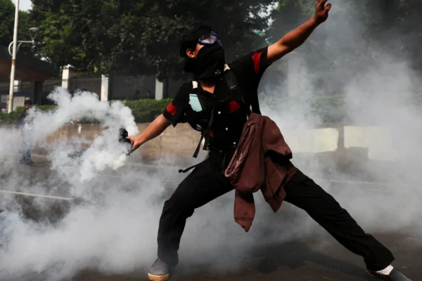 Indonesia dalam kekacauan: Lima orang Indonesia memberikan pandangan mereka tentang mengapa dan bagaimana cara memperbaikinya