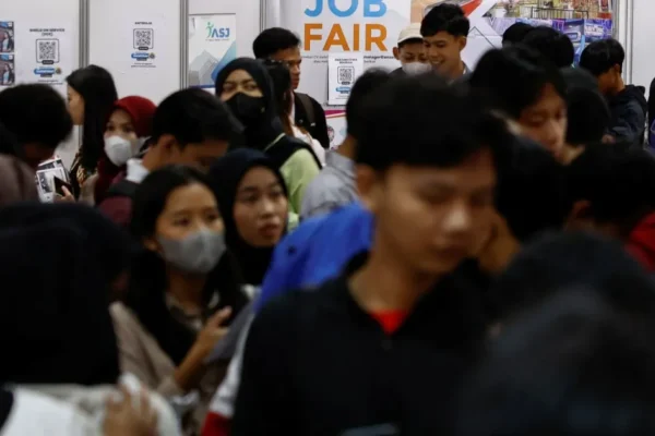 Indonesia memiliki 44 juta anak muda. Sulit sekali mendapatkan pekerjaan untuk mereka