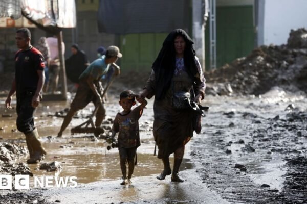 Jumlah korban tewas akibat banjir di Indonesia melampaui 600 orang