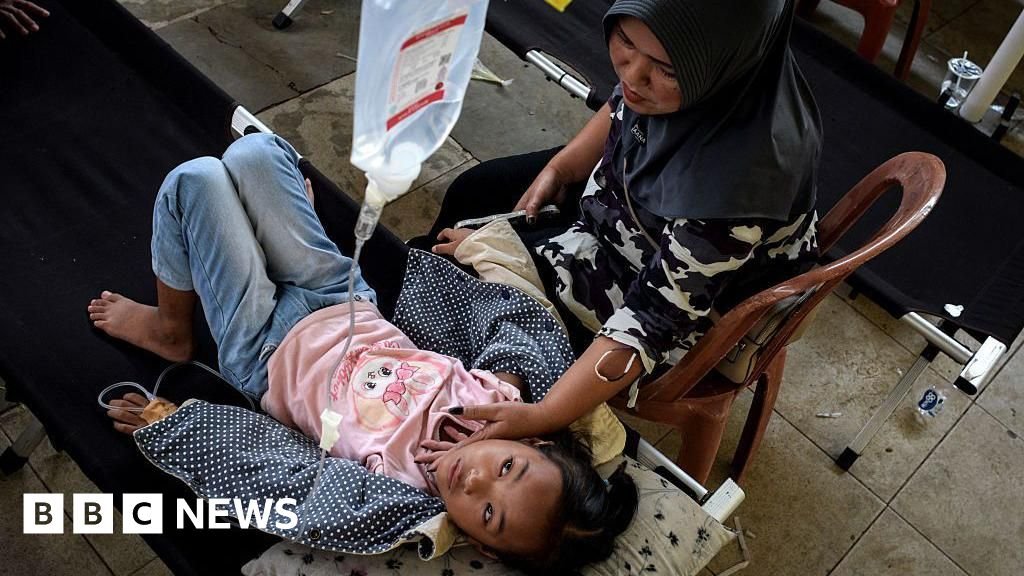 Keracunan makanan dan protes di Indonesia menguji tahun pertama masa jabatan Probowo