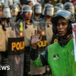 Protes di Indonesia: Masyarakat Asia menggunakan Grab dan Gojek untuk mengirim makanan dan dukungan bagi pengendara ojek online