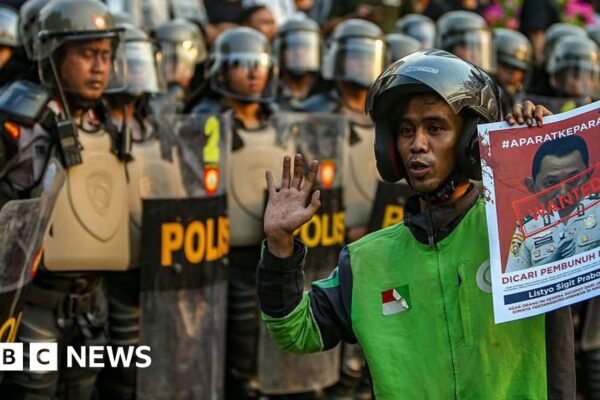 Protes di Indonesia: Masyarakat Asia menggunakan Grab dan Gojek untuk mengirim makanan dan dukungan bagi pengendara ojek online
