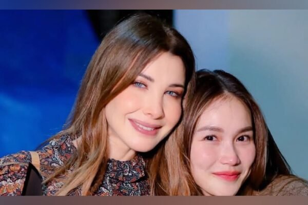 Seorang seniman Indonesia menangis di depan Nancy Ajram setelah bertemu dengannya.