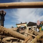 Tim penyelamat berlomba setelah banjir minggu lalu di Indonesia, Sri Lanka dan Thailand