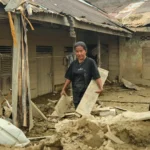 Banjir mematikan melanda Indonesia, menyebabkan banyak keluarga terpaksa mengungsi dan kehilangan tempat tinggal.