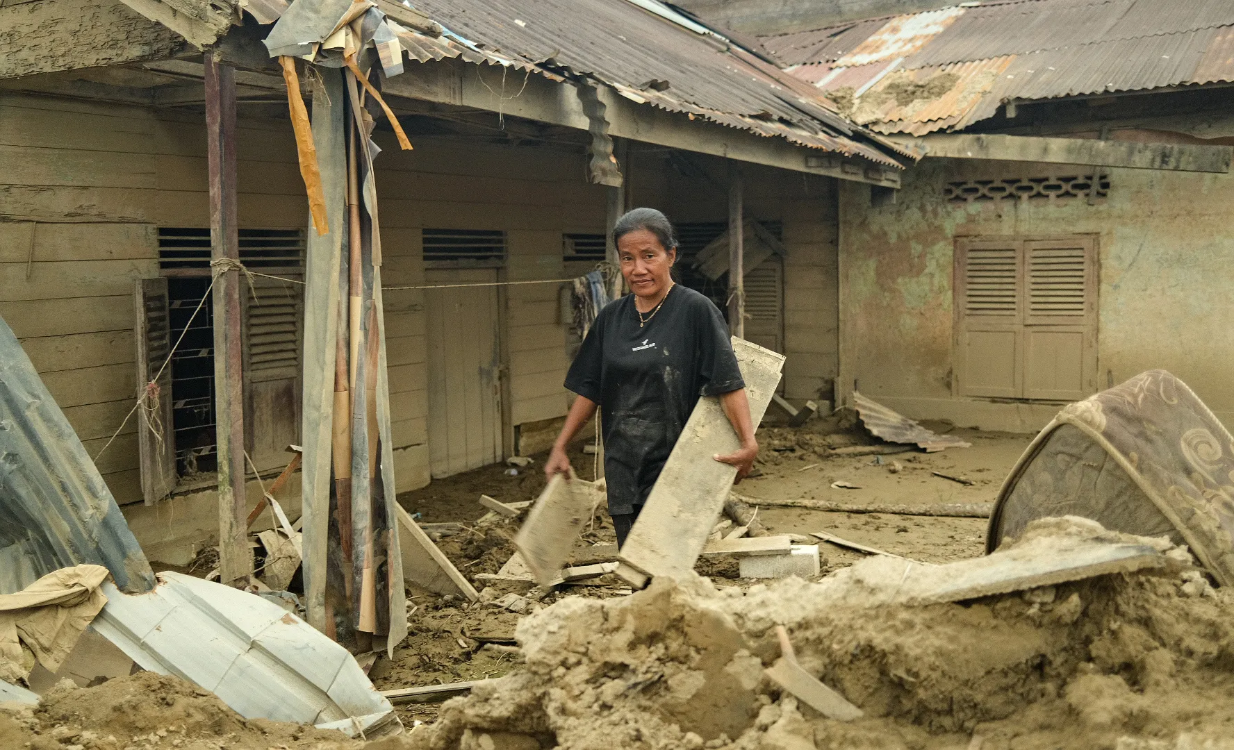 Banjir mematikan melanda Indonesia, menyebabkan banyak keluarga terpaksa mengungsi dan kehilangan tempat tinggal.