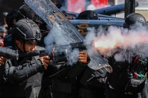 Demonstrasi meletus di seluruh Indonesia setelah seorang pengemudi layanan berbagi tumpangan tewas dalam demonstrasi.