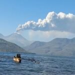 Gunung Lewotobi Laki Laki di Indonesia terus memuntahkan abu panas lebih dari seminggu setelah meletus, menewaskan setidaknya sembilan orang.