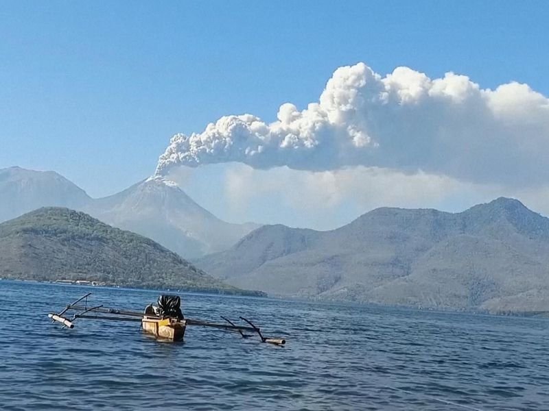 Gunung Lewotobi Laki Laki di Indonesia terus memuntahkan abu panas lebih dari seminggu setelah meletus, menewaskan setidaknya sembilan orang.