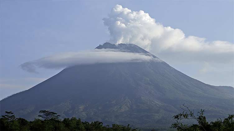 Gunung Merapi di Indonesia meletus, memuntahkan awan panas.