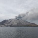 Gunung Ruang di Indonesia memuntahkan lebih banyak awan panas setelah letusan memaksa penutupan sekolah dan bandara.