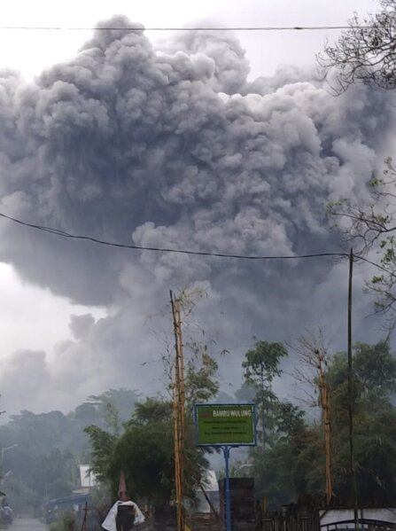 Gunung Semeru di Pulau Jawa, Indonesia, memuntahkan awan panas.