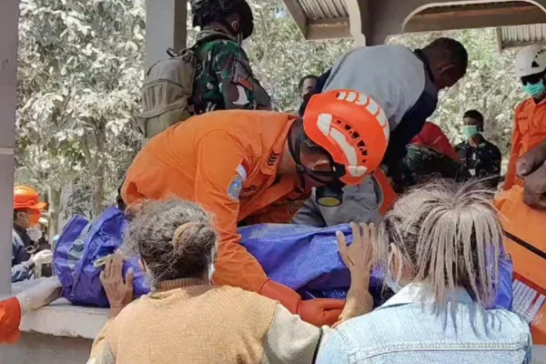 Gunung berapi Lewotobi Laki Laki di Flores meletus, membakar rumah-rumah dan menewaskan setidaknya 10 orang.