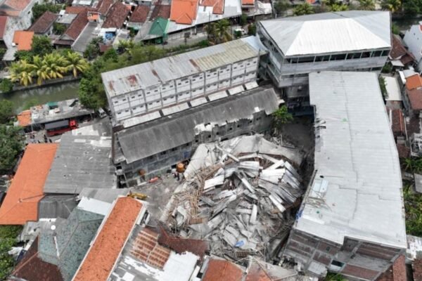 Indonesia: Upaya penyelamatan darurat untuk menyelamatkan puluhan orang yang masih terjebak setelah runtuhnya asrama sekolah menengah atas yang menewaskan tiga orang.