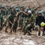 Jumlah korban tewas akibat longsor di Indonesia melebihi 20 orang, puluhan lainnya masih hilang.