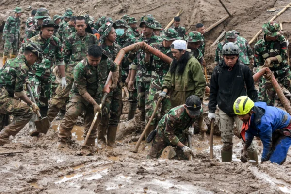 Jumlah korban tewas akibat longsor di Indonesia melebihi 20 orang, puluhan lainnya masih hilang.