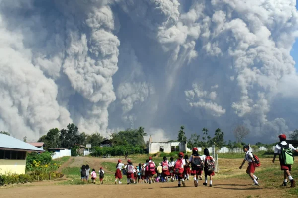 Maskapai penerbangan dalam status "peringatan merah" karena letusan gunung berapi yang memuntahkan abu panas ke langit.