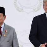 Presiden Indonesia meminta Trump untuk bertemu dengan putranya, Eric, dalam momen 'hot mic'.