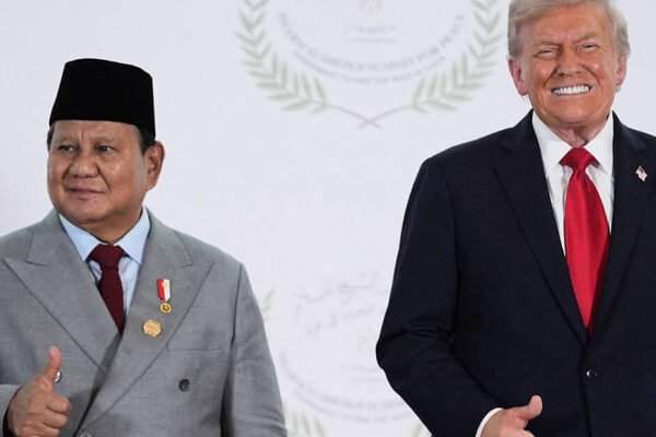 Presiden Indonesia meminta Trump untuk bertemu dengan putranya, Eric, dalam momen 'hot mic'.