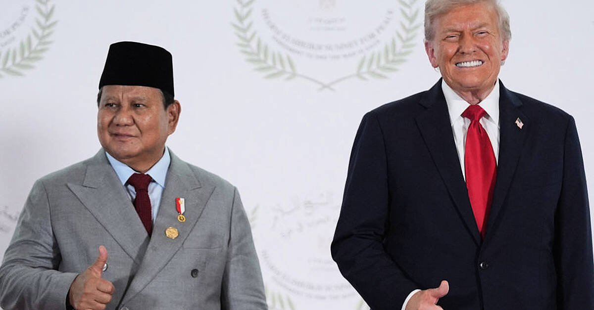 Presiden Indonesia meminta Trump untuk bertemu dengan putranya, Eric, dalam momen 'hot mic'.