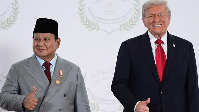 Presiden Indonesia meminta Trump untuk bertemu dengan putranya, Eric, dalam momen 'hot mic'.