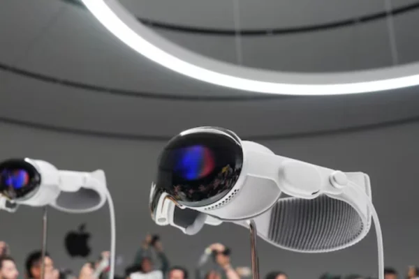 Seorang insinyur yang sebelumnya bekerja di Apple mengembangkan chip kecerdasan buatan (AI) untuk bersaing dengan teknologi Apple Vision Pro di China.