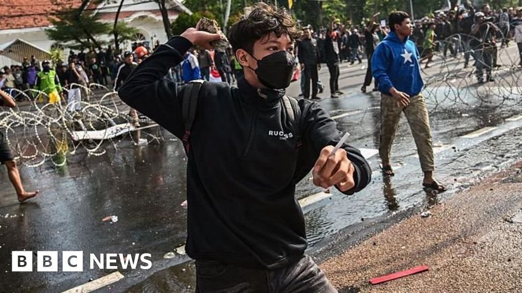 Tiga orang tewas setelah protes atas kematian sopir taksi di Indonesia.