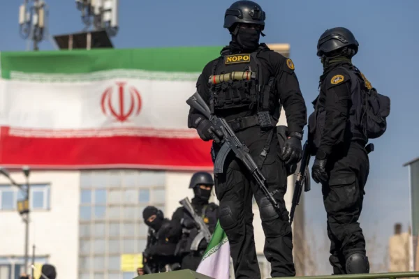 Dunia merespons protes di Iran dan ancaman militer AS terhadap Teheran.