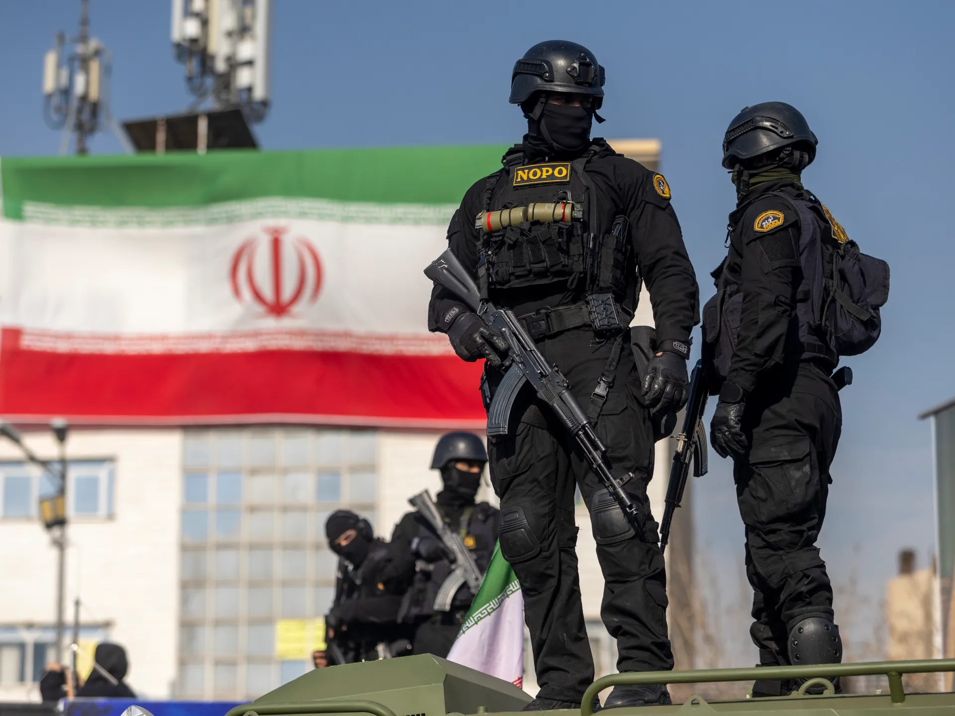 Dunia merespons protes di Iran dan ancaman militer AS terhadap Teheran.